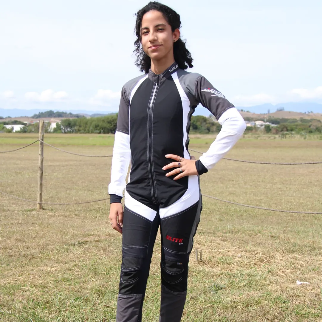 Paraquedista com macacão Elite Suits preto e branco