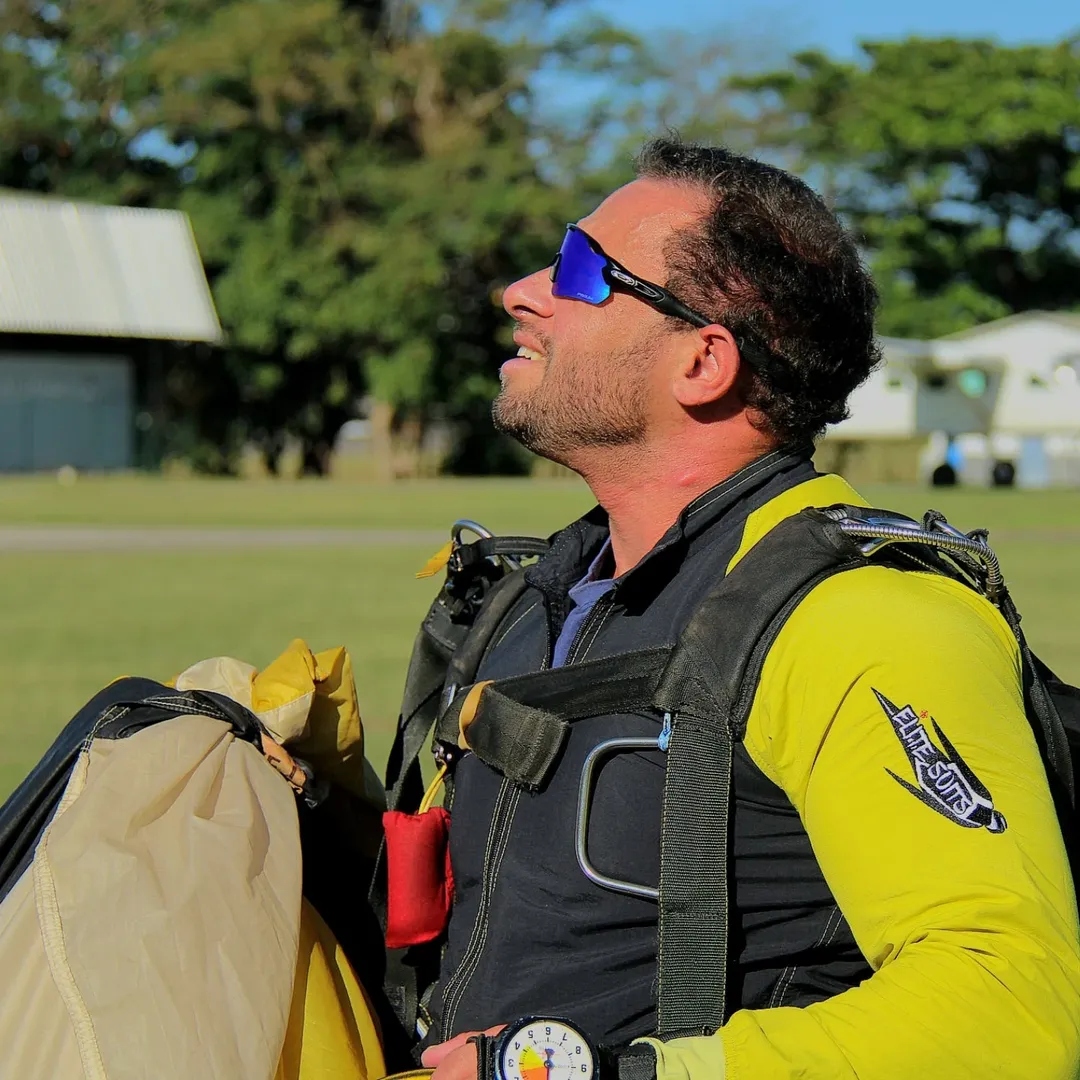 Paraquedista Elite Suits com macacão amarelo após o salto