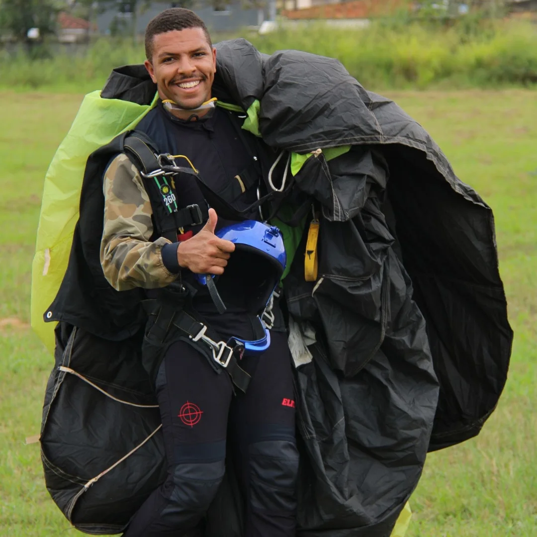 Paraquedista sorrindo após o pouso com macacão Elite Suits
