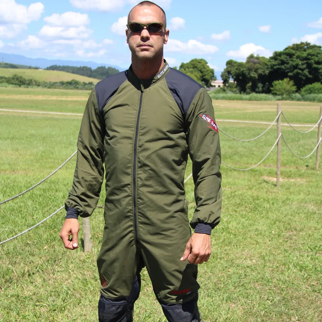 Paraquedista com macacão Elite Suits verde militar no campo